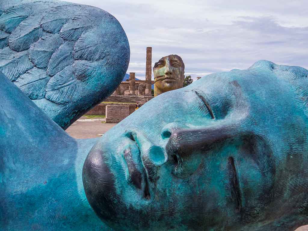 Sculpture d'art moderne à Pompéi, le sculpteur polonais Igor Mitora