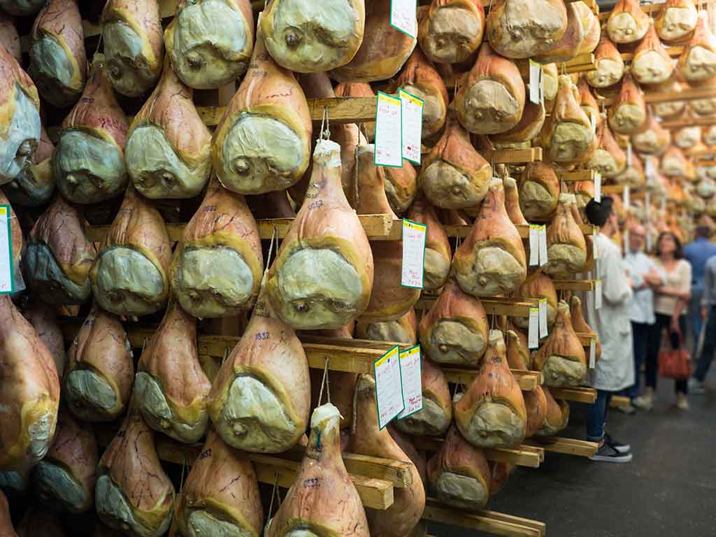 Montanara, prosciutti locali
