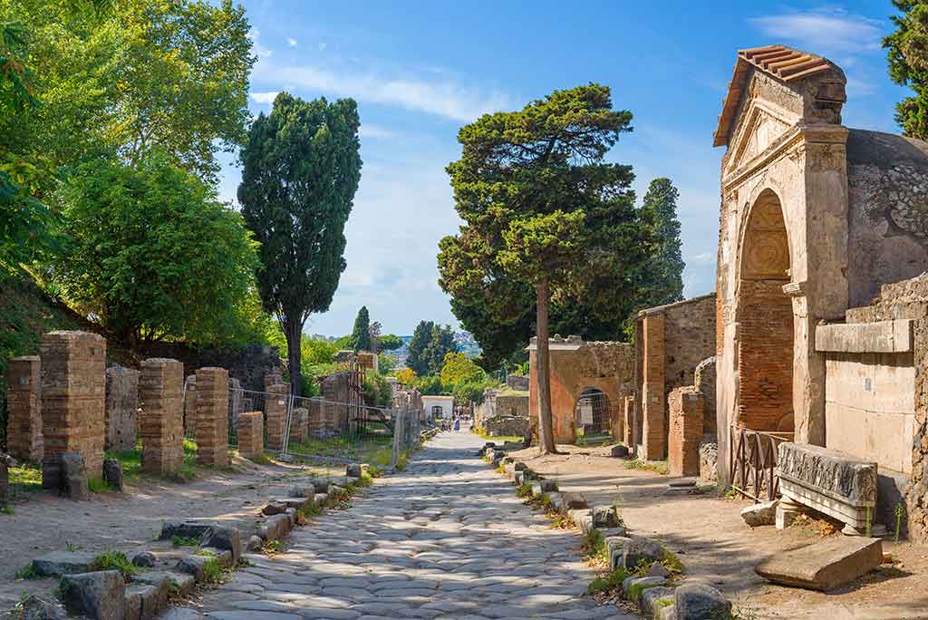 Istantanea di Pompei,  via lastricata ed edifici perfettamente conservati