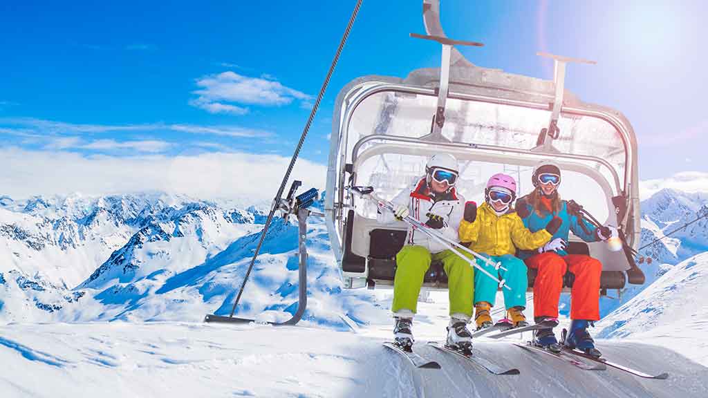 Famille de skieurs sur le télésiège