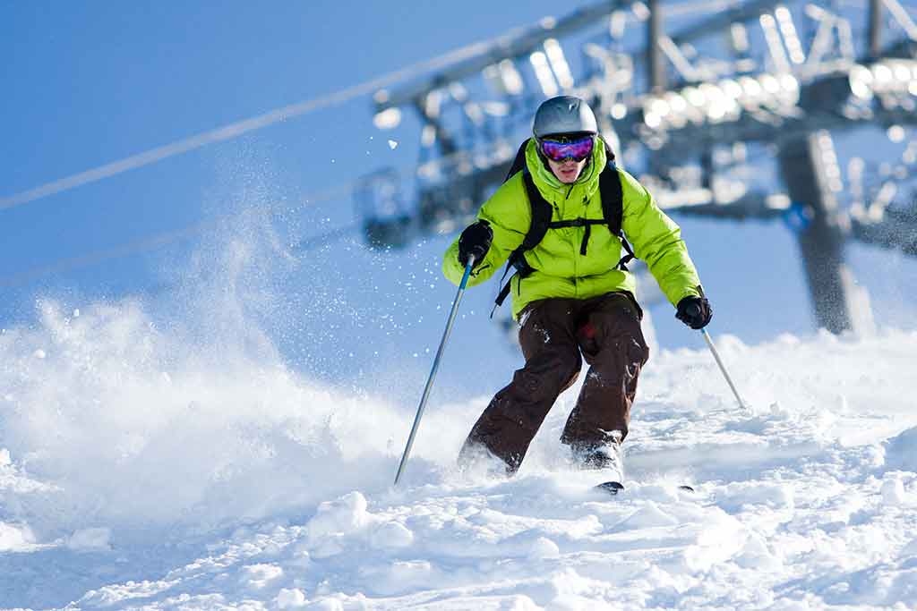 Sciatore sulle piste di Canazei in Val di Fassa