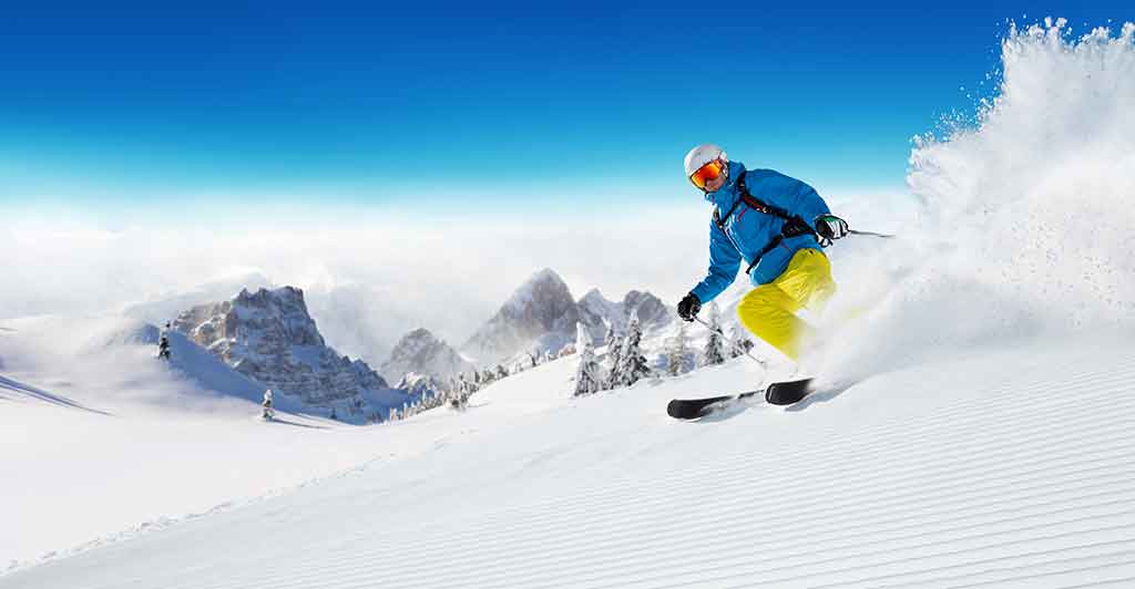 Skifahrer auf gerade ausgetretenen Pisten