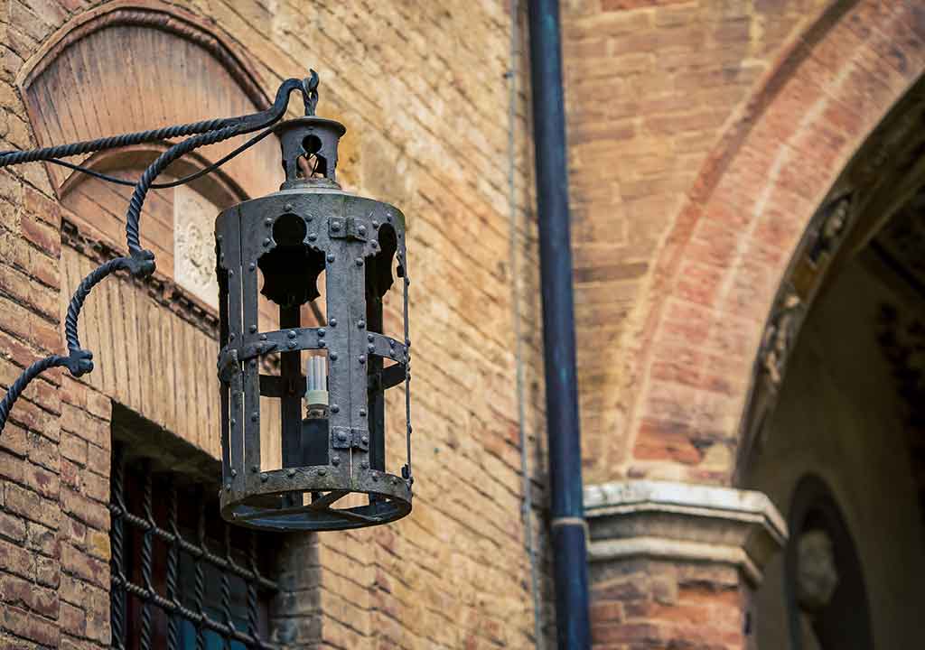 Architektonisches Detail eines alten Gebäudes in Siena