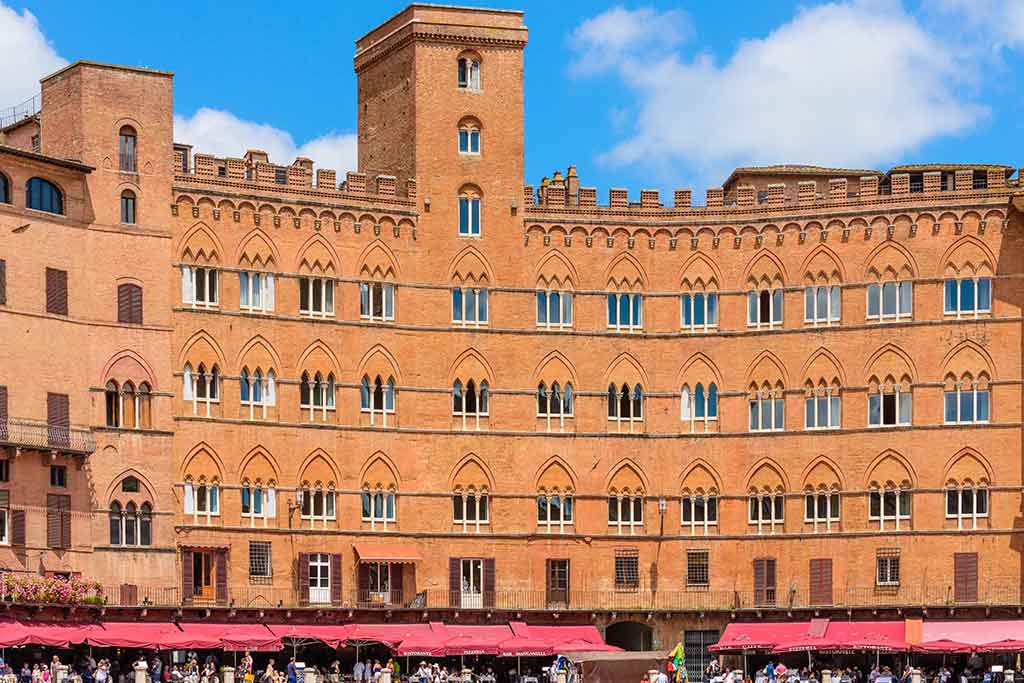 Siena, edificio medievale in piazza del Campo