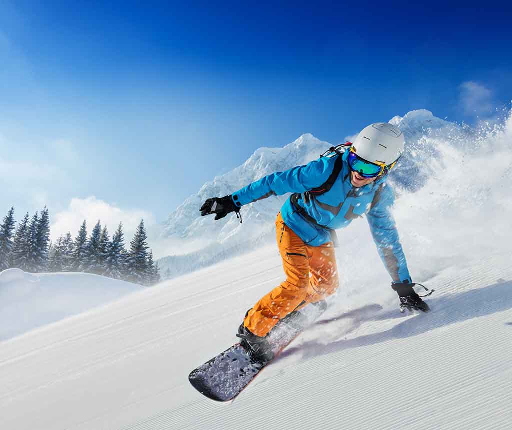 Giovane sowboarder sulle piste della Val di Sole