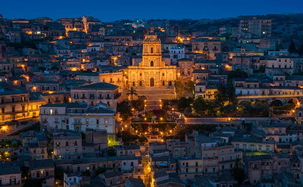 Coucher de soleil spectaculaire sur la ville de Modica près de Raguse
