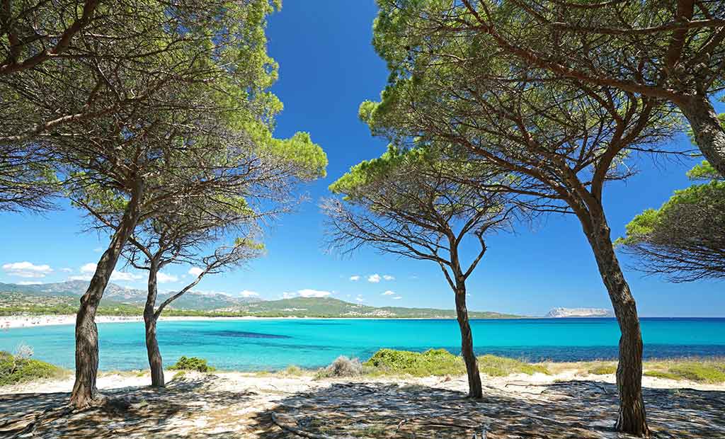 White sand beach and turquoise water in Budoni