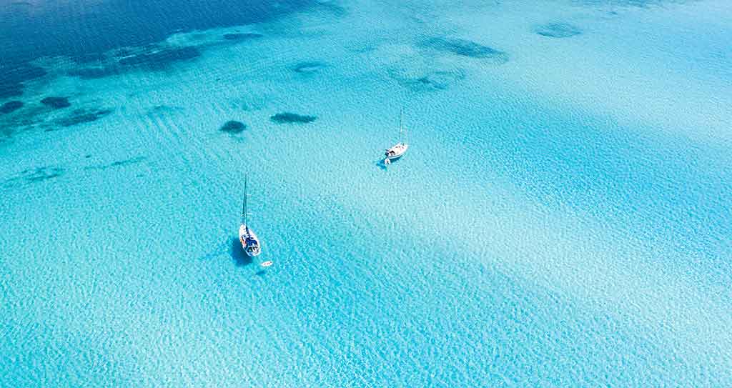 Stintino, barche ormeggiate sulla baia di Stintino, la Pelosa
