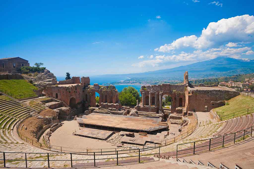 Una piazza di Taormina Una piazza di Taormina