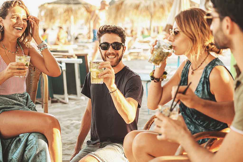 Gruppo di amici per l'aperitivo in spiaggia Gruppo di amici per l'aperitivo in spiaggia