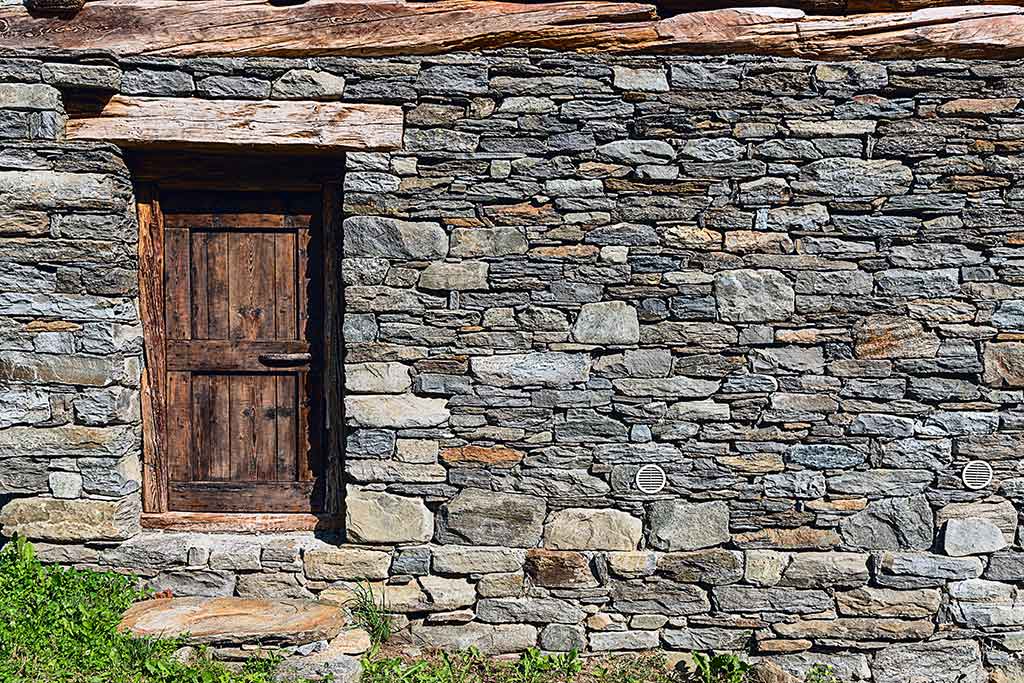 Crodo, local stone houses