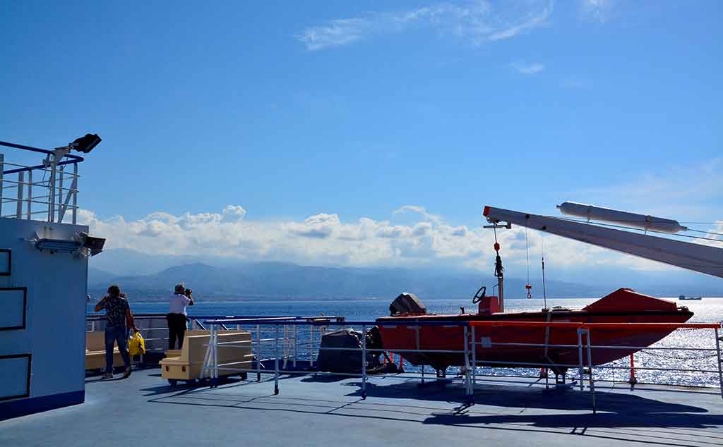 Traghetto naviga verso l'isola di Lampedusa