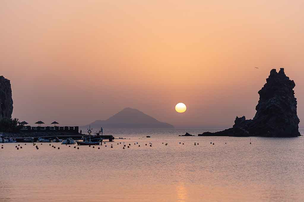 Coucher de soleil spectaculaire sur l'île de Filicudi, l'archipel Éolien