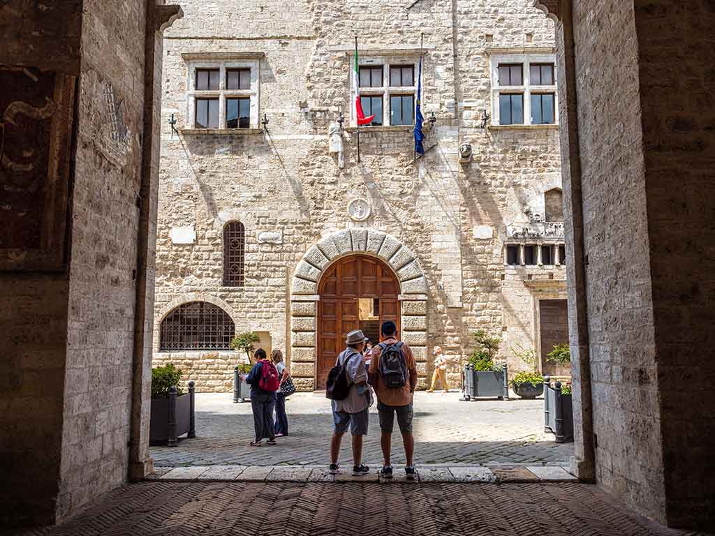 Turistas visitando Narni