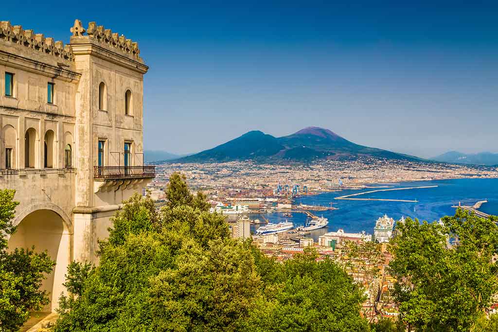 Veduta di Napoli con il Vesuvio sullo sfondo