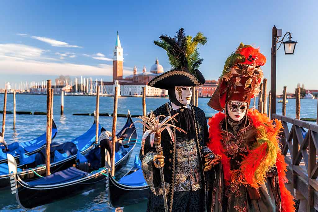 Venezia, maschere sul Canal Grande
