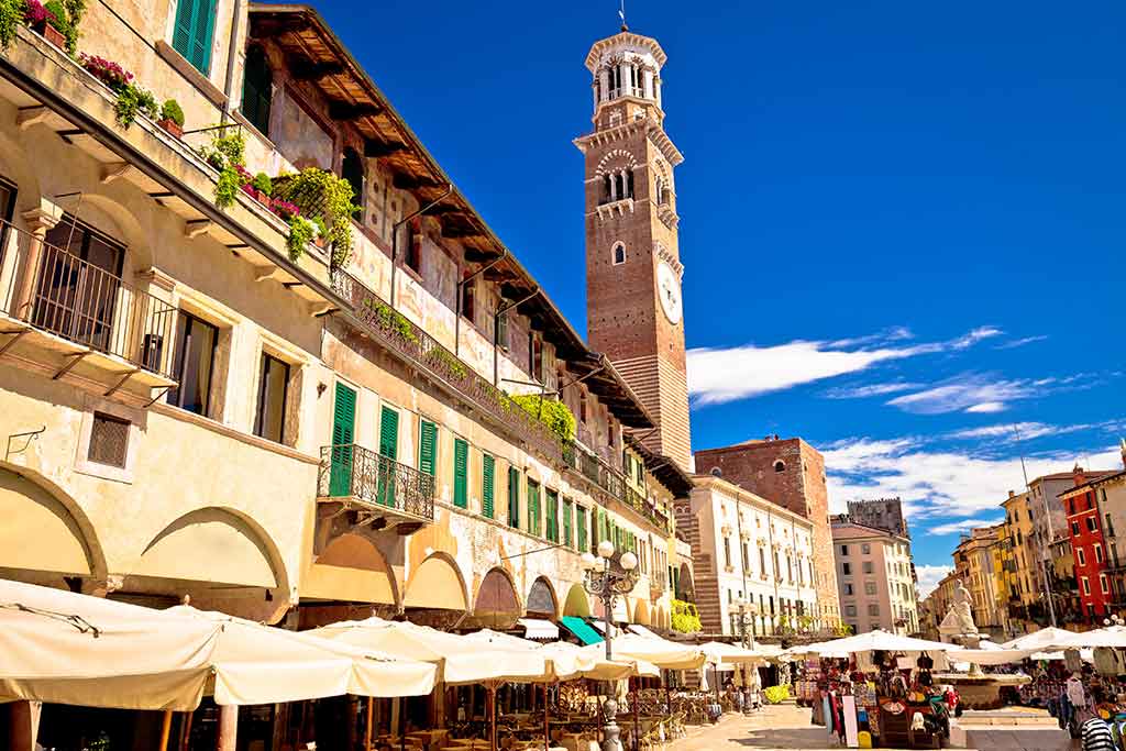 Verona, piazza delle Erbe in un giorno di mercato
