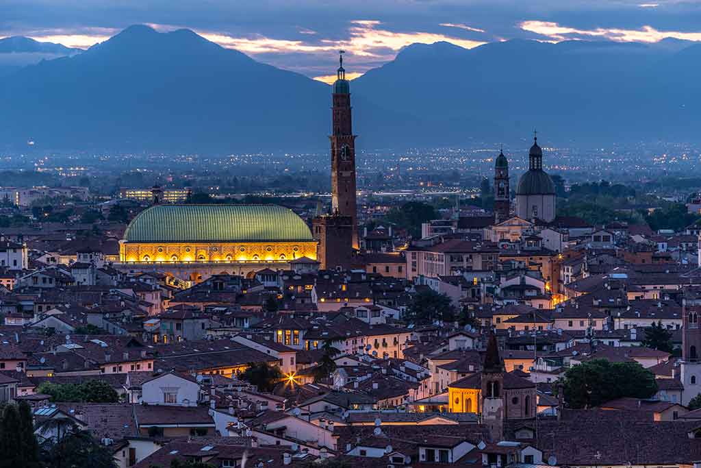 Vista nocturna de la ciudad de Vicenza