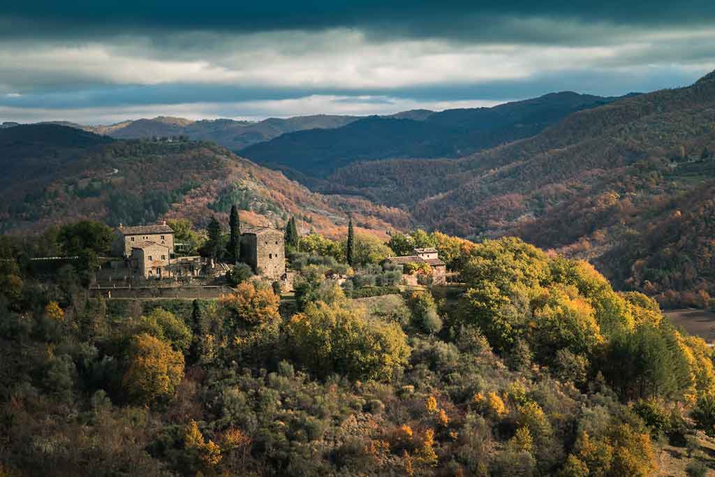 Vue de Montone, Pérouse, immergée dans la nature ombrienne