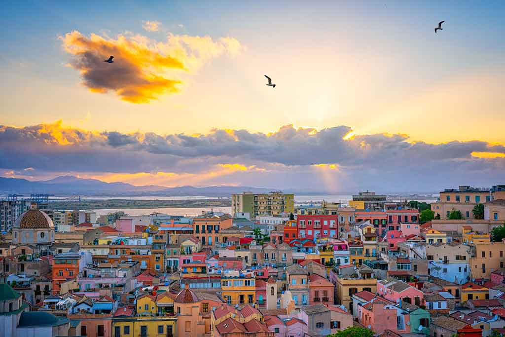 Vista sulla città di Cagliari al tramonto